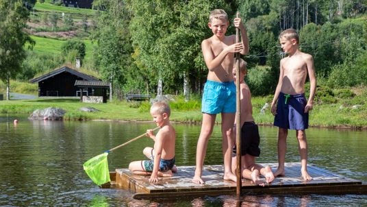 Barn leker på flåte