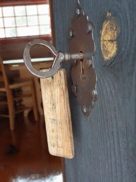 Tradisjonell lås og nøkkel på hytte