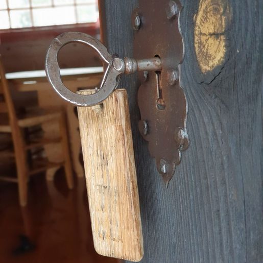 Tradisjonell lås og nøkkel på hytte